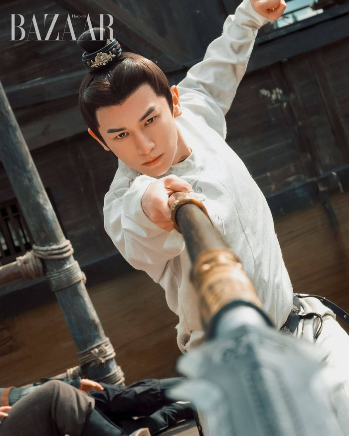 Lư Lăng Phong với cây trường thương điêu luyện, khí chất cương trực của một vị tướng tài ba. - Ảnh: Harper's Bazaar