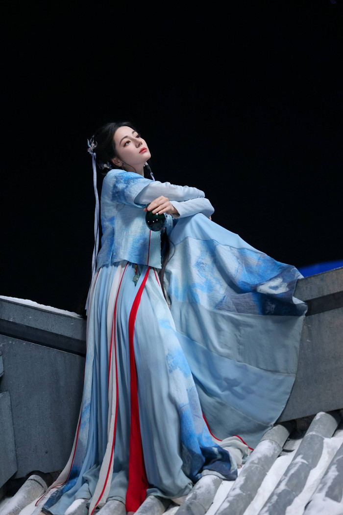 Hiện, Địch Lệ Nhiệt Ba đang là cái tên nhận được sự chú ý từ khán giả.