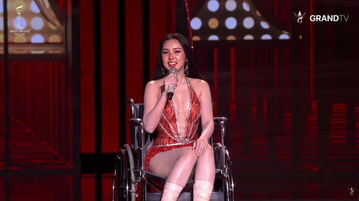 Miss Grand Satun ngồi xe lăn hô tên. Ảnh: MGTL