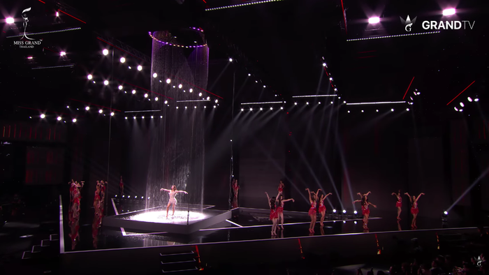 Sân khấu đồng diễn. Ảnh: MGTL