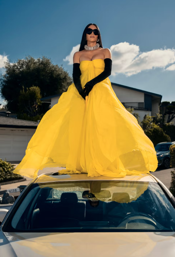 Kim Kardashian diện váy Valentino trong chương trình All's Fair. Chiếc váy do nhà thiết kế Pierpaolo Piccioli thiết kế là một phần của buổi đấu giá gây quỹ cho Quỹ Hỗ trợ Pháp lý Los Angeles.&nbsp;