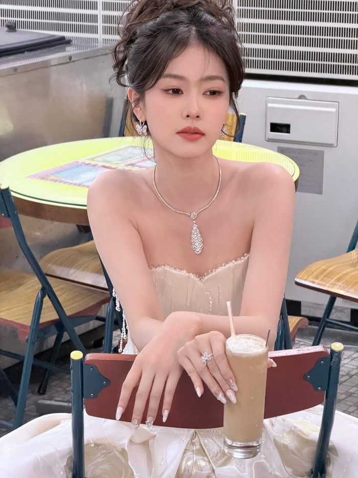 Bộ ảnh xuyên thấu của Bạch Lộc vẫn đang nhận được sự quan tâm từ phía khán giả. Ảnh: IGNV