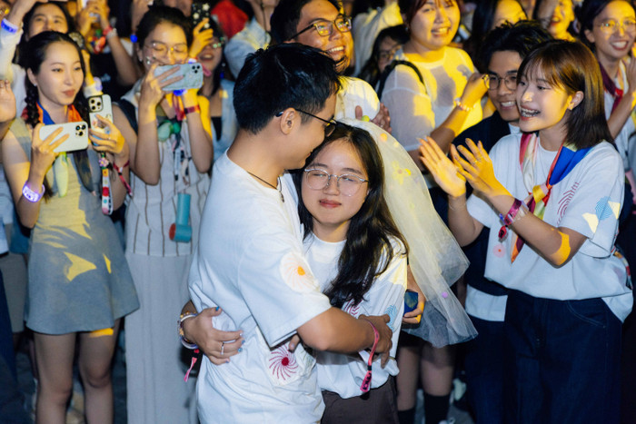 Khoảnh khắc 4 cặp đôi cầu hôn nhau chính là hình ảnh 'gây sốc' và đáng nhớ nhất trong concert của Hoàng Dũng.&nbsp;