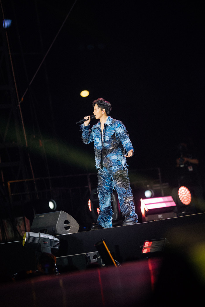 Hình ảnh 'gây sốc' trong concert gần 10.000 khán giả của Hoàng Dũng Ảnh 9