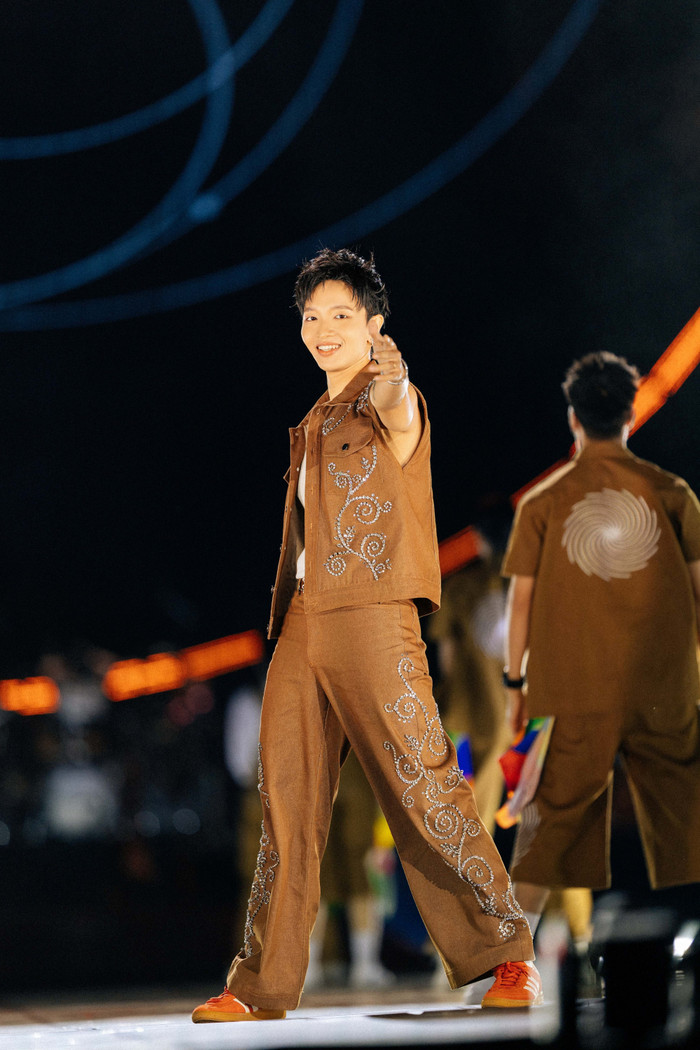 Hình ảnh 'gây sốc' trong concert gần 10.000 khán giả của Hoàng Dũng Ảnh 2