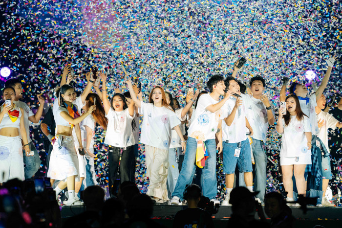 Hình ảnh 'gây sốc' trong concert gần 10.000 khán giả của Hoàng Dũng Ảnh 12