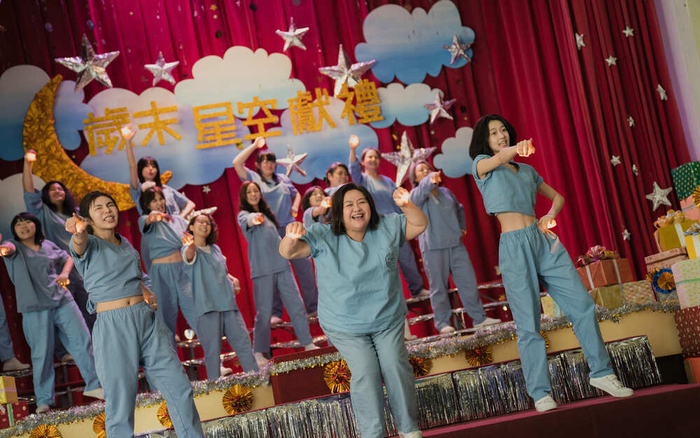 Dàn hợp xướng nữ tù nhân – chi tiết đắt giá lấy đi nước mắt của hàng triệu khán giả. - Ảnh: NSX