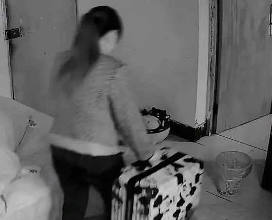 Đưa con gái đi học, người chồng 'chết lặng' trước cảnh tượng sau khi về nhà Ảnh 2