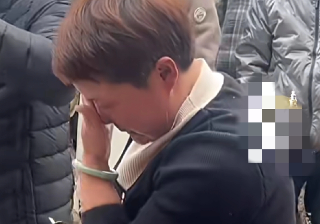 Đi dự đám tang bạn thân, người phụ nữ có hành động khiến ai cũng bật khóc Ảnh 1