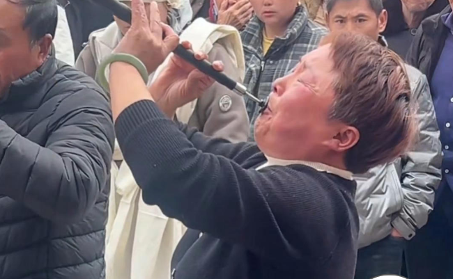 Đi dự đám tang bạn thân, người phụ nữ có hành động khiến ai cũng bật khóc Ảnh 3