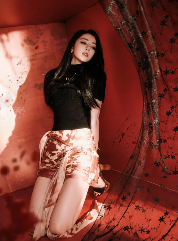 Trong bộ ảnh, nữ diễn viên diện trang phục ôm sát, kết hợp chân váy họa tiết.