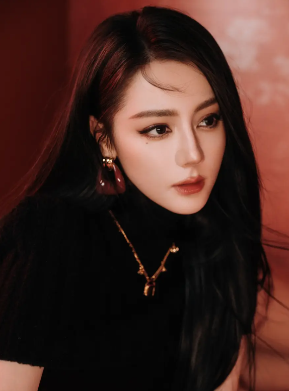 Loạt hình gây chú ý với tông màu đỏ chủ đạo, cách tạo dáng táo bạo cùng biểu cảm sắc lạnh.