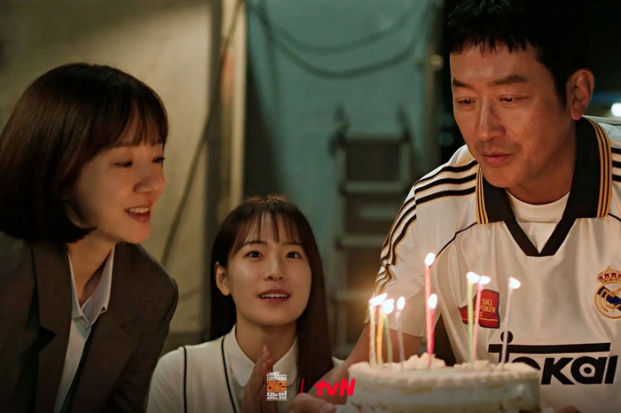 Khởi chiếu từ 14/03/2026 trên tvN, phim quy tụ Ha Jung Woo và Krystal Jung. Với chất liệu giật gân pha hài đen, tác phẩm phản ánh những ám ảnh về bất động sản thông qua một vụ tống tiền quy mô lớn, mang màu sắc châm biếm xã hội.