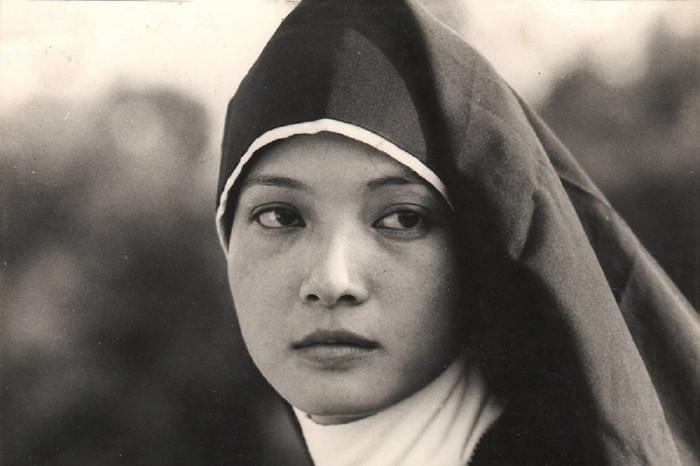 NSND Lê Khanh vào vai nữ tu sĩ trong Săn Bắt Cướp (1992).