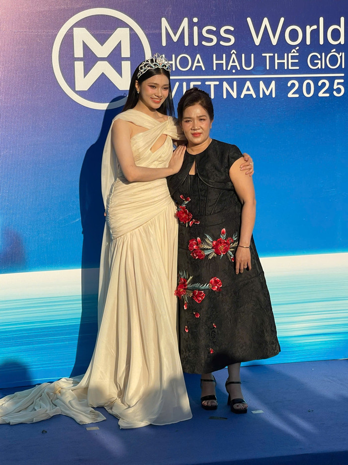 Á hậu Minh Kiên và mẹ.&nbsp;