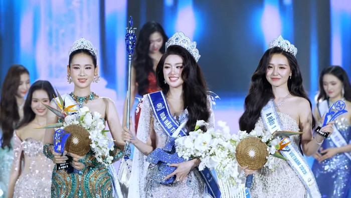 Trực tiếp chung kết Miss World Vietnam 2025: Phương Oanh đăng quang thuyết phục, Ý Nhi và Minh Kiên bật khóc khi final walk Ảnh 1