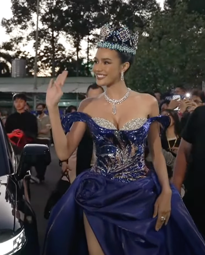 Trực tiếp chung kết Miss World Vietnam 2025: Ý Nhi xuất hiện cùng ba trước giờ trao lại vương miện Ảnh 1