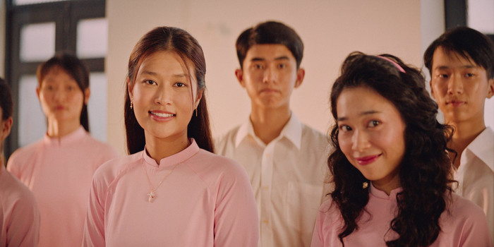 Tạo hình mộc mạc gây ngỡ ngàng của Đoàn Thiên Ân trong dự án điện ảnh Hẹn Em Ngày Nhật Thực. - Ảnh: NSX