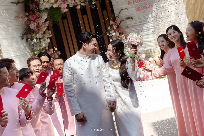 Andiez Nam Trương và Nhung Gumiho nắm chặt tay khi làm lễ ăn hỏi. Ảnh: Hayday Media