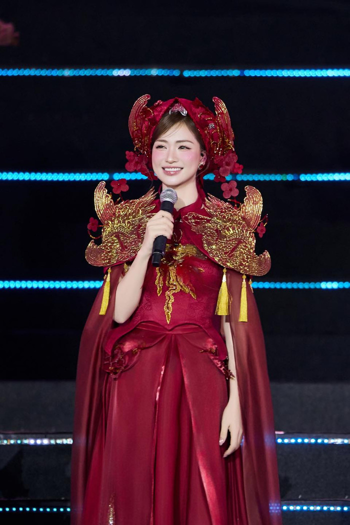 Hòa Minzy 'đánh mất hình tượng' tại đám cưới Ảnh 3