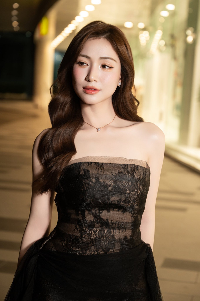 Hòa Minzy 'đánh mất hình tượng' tại đám cưới Ảnh 1