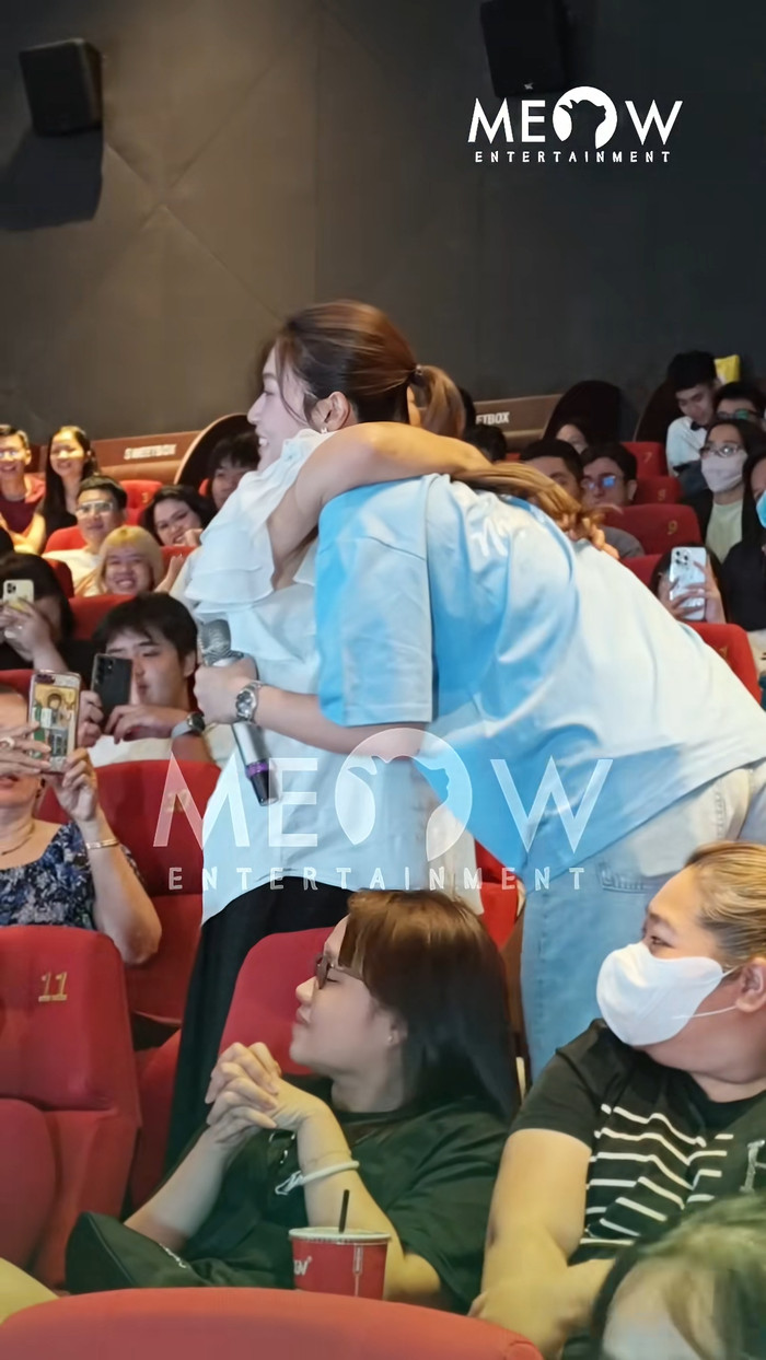 Đoàn Thiên Ân ôm một người hâm mộ trong quá trình đi cinetour. Ảnh: meowentertainment