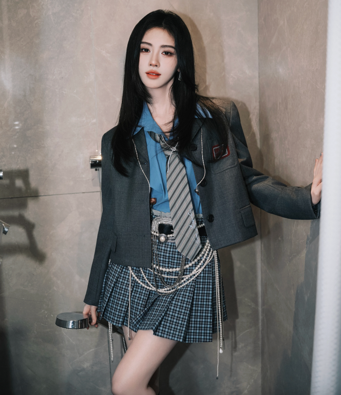 Cúc Tịnh Y vô tình vướng nghi vấn phải bồi thường hợp đồng với công ty quản lý. Ảnh: Weibo