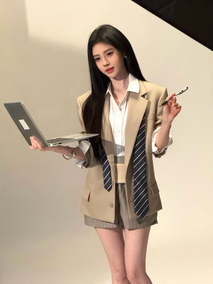 Các dự án công việc của Cúc Tịnh Y vô tình bị ảnh hưởng vì tin đồn bồi thường. Ảnh: Weibo