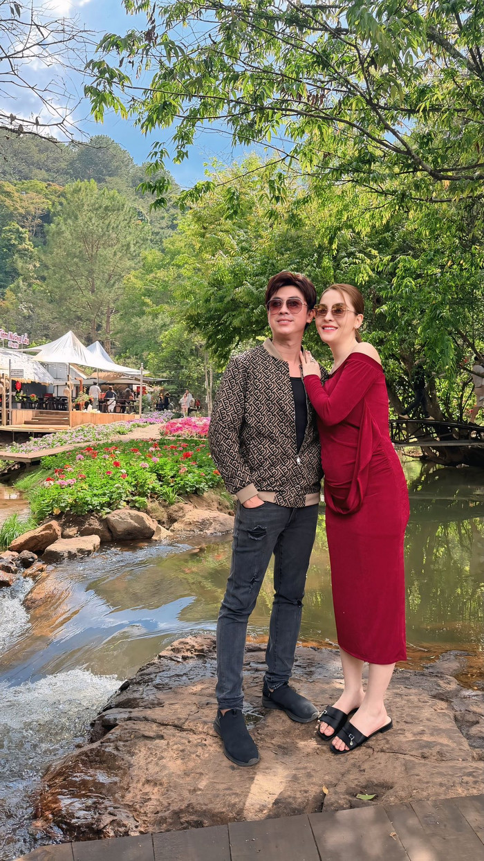 Cặp đôi hạnh phúc bên nhau, cùng công khai chuyện có con.