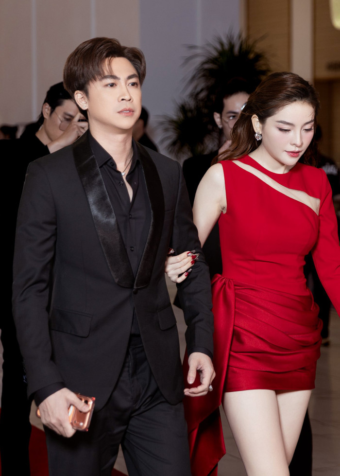 Hồ Việt Trung và Saka Trương Tuyền đồng hành cùng nhau suốt thời gian qua.