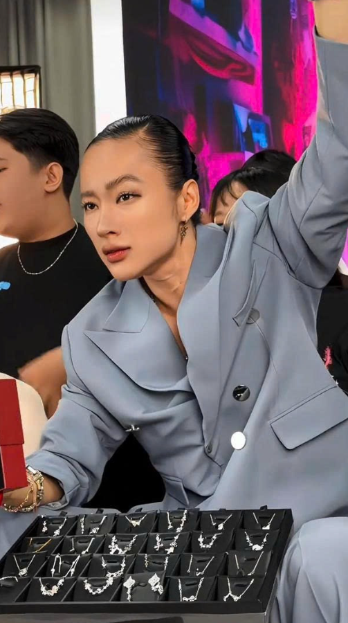 Từ sân khấu diễn xuất sang 'sóng live': giai đoạn Angela Phương Trinh xuất hiện dày đặc với vai trò bán hàng trực tuyến