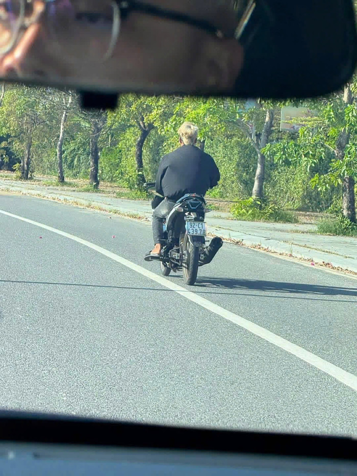 Thản nhiên đội 'đầu trần' đi xe máy, thanh niên gặp cái kết bất ngờ Ảnh 1