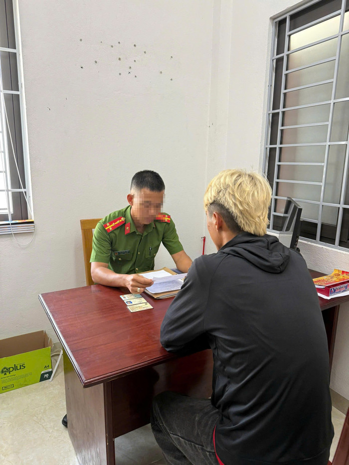 Thản nhiên đội 'đầu trần' đi xe máy, thanh niên gặp cái kết bất ngờ Ảnh 2