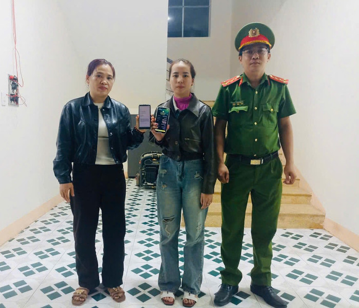 Chị Ly (giữa) và chị Yên (bên trái) tại cơ quan Công an. Ảnh: Công an TP Đà Nẵng