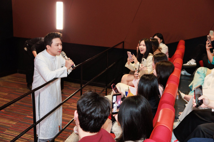 Trấn Thành cùng ê-kíp đã có cơ hội gặp gỡ, trò chuyện với nhiều khán giả khi đi cinetour quảng bá cho phim Thỏ Ơi!!. Ảnh: FBNV