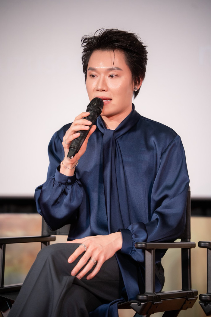 Trước khi có mặt ở thảm đỏ công chiếu phim của Mỹ Tâm, Quang Trung đã xuất hiện với bộ đồ thanh lịch tại buổi gặp gỡ với giới truyền thông. Ảnh: Tài Movie