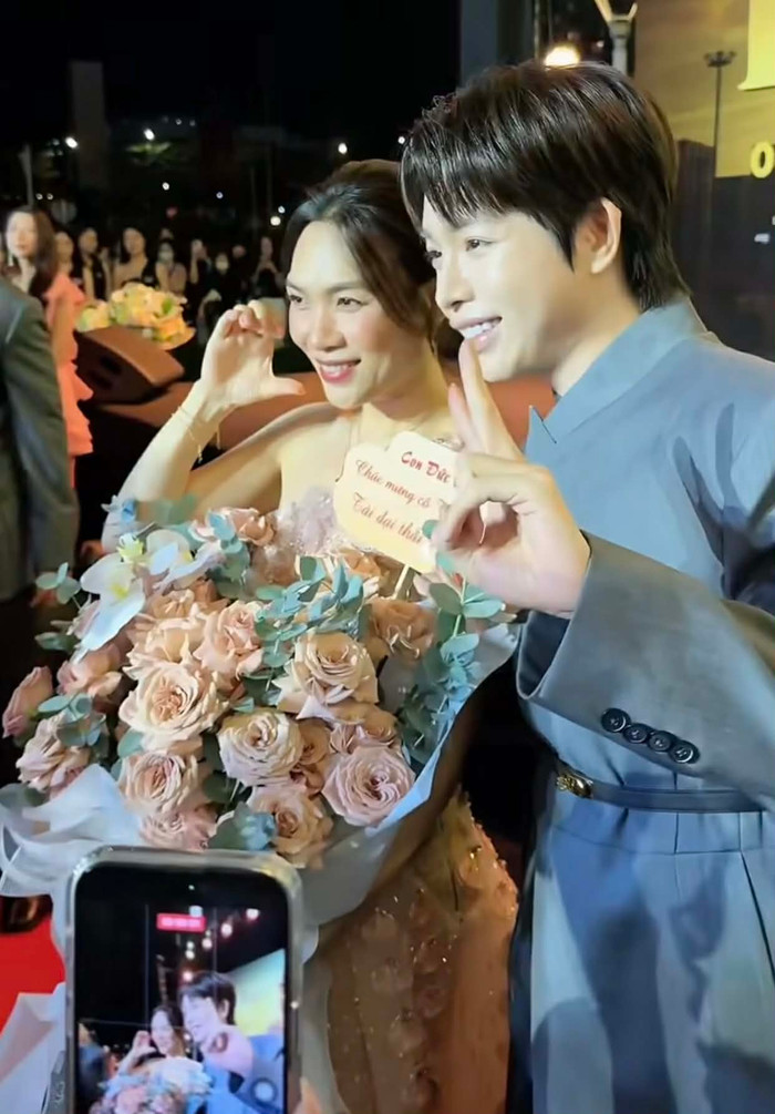 Ca sĩ Đức Phúc tham dự buổi công chiếu sớm dự án điện ảnh Tài do Mỹ Tâm thực hiện.