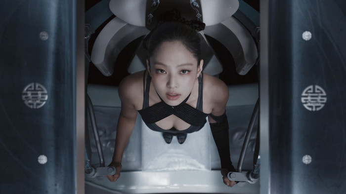 Họa tiết trang trí 'sujamun' xuất hiện trong MV GO của BLACKPINK, thường thấy trên trang phục thời Joseon, cũng như đồ nội thất và gốm sứ, thể hiện mong ước về một cuộc sống trường thọ.