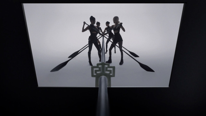 Trong MV GO của BLACKPINK, họa tiết trang trí 'hoemun', một kiểu họa tiết hình học truyền thống gồm các đường thẳng liên tục khép kín mà không có điểm kết thúc rõ ràng, tượng trưng cho sự liên tục và vĩnh cửu.