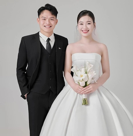 Cầu thủ Hồ Văn Cường hạnh phúc bên bà xã xinh đẹp Nguyễn Linh, cả hai đều cùng quê Nghệ An.