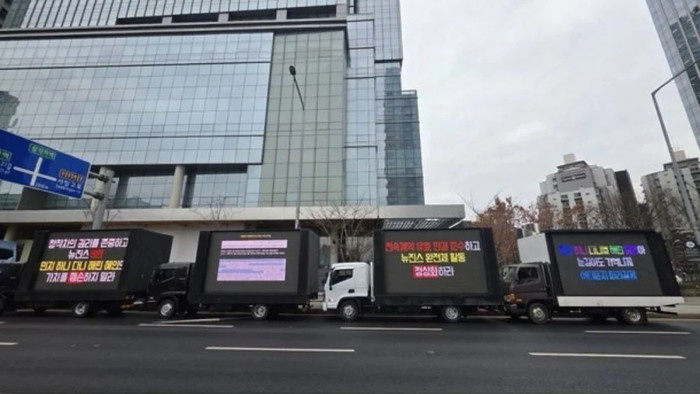 Fan NewJeans biểu tình bằng xe tải trước trụ sở HYBE Ảnh 2