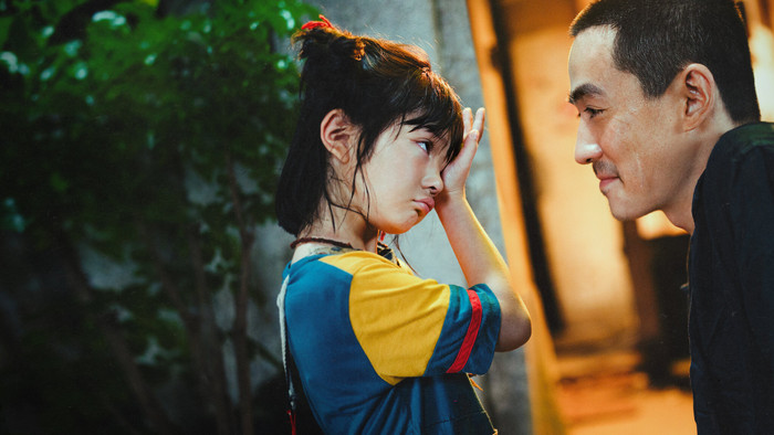 Lấy đề tài nghề tang lễ hiếm gặp, phim theo chân Mạc Tam Muội (Chu Nhất Long) - một người đàn ông vừa ra tù, miễn cưỡng nối nghiệp gia đình. Cuộc đời anh thay đổi khi gặp cô bé mồ côi Vũ Tiểu Văn (Dương Ân Hữu). Từ lời nói dối dịu dàng rằng bà ngoại đã biến thành sao, Tam Muội và cô bé dần chữa lành cho nhau. Phim nhẹ nhàng đặt người xem trước ranh giới sinh - tử, để rồi khơi gợi giá trị của việc sống trọn vẹn từng khoảnh khắc.