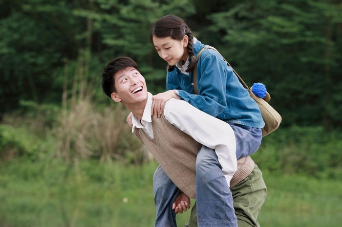 Được đạo diễn bởi Trương Nghệ Mưu, bộ phim lấy bối cảnh thời kỳ Cách mạng Văn hóa tại Trung Quốc. Tình yêu trong trẻo giữa Tịnh Thu (Châu Đông Vũ) và Lão Tam (Đậu Kiêu) bị vùi dập bởi định kiến giai cấp và bệnh tật. Không cao trào kịch tính, phim ám ảnh người xem bằng sự lặng lẽ và cảm giác mất mát kéo dài - một kiểu chữa lành bằng cách cho phép khán giả đối diện với nỗi buồn.