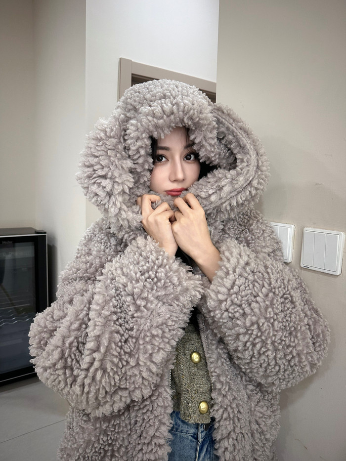 Khán giả đang chờ đợi Địch Lệ Nhiệt Ba chính thức lên tiếng về nghi vấn mắc kẹt ở Dubai. Ảnh: Weibo