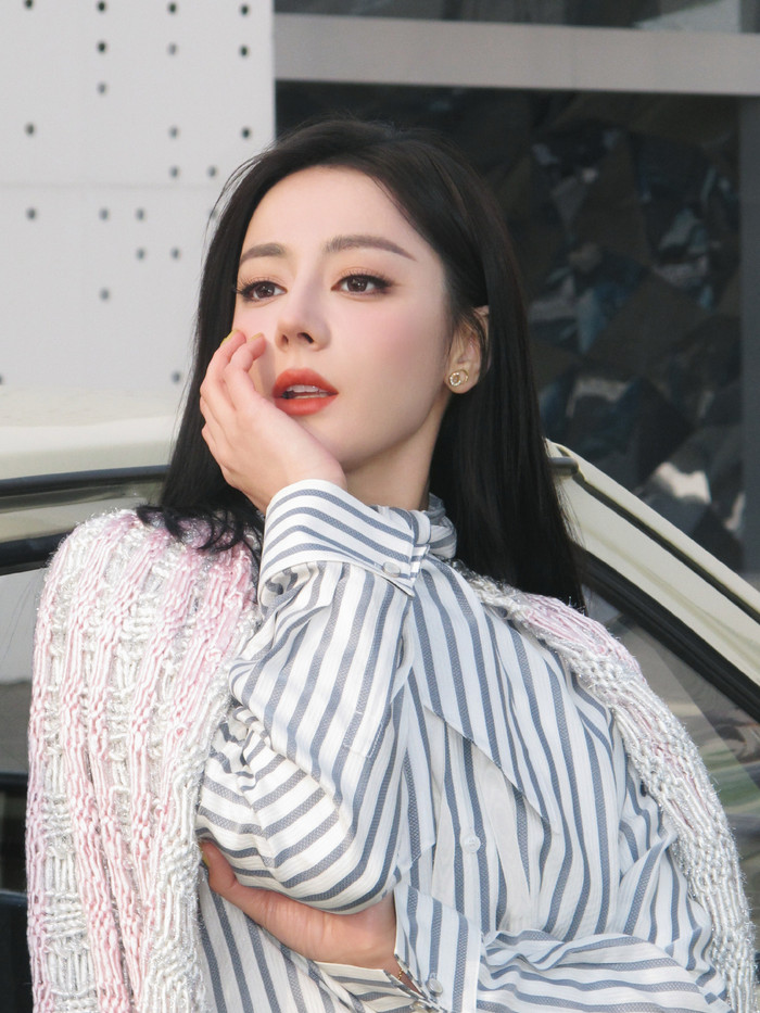 Địch Lệ Nhiệt Ba được cho là đã phải huỷ show vì mắc kẹt ở Dubai. Ảnh: Weibo