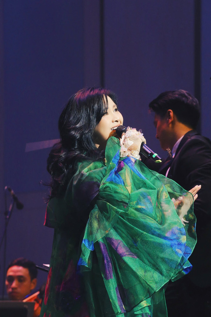 Nữ ca sĩ Việt ngẫu hứng khoe giọng trên bàn ăn, giọng hát 'đỉnh nóc' khiến dân tình trầm trồ Ảnh 5