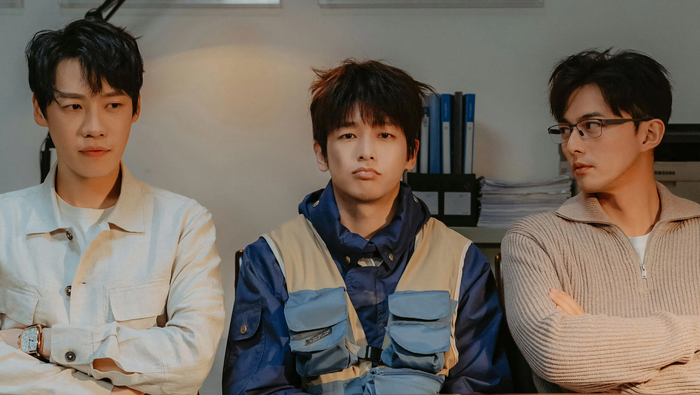 Bộ phim hài công sở mang tinh thần giải trí, phản ánh đời sống của người trẻ trong môi trường làm việc áp lực. Những tình huống tréo ngoe, gần gũi khiến tác phẩm trở thành lựa chọn nhẹ nhàng nhưng dễ tạo đồng cảm.