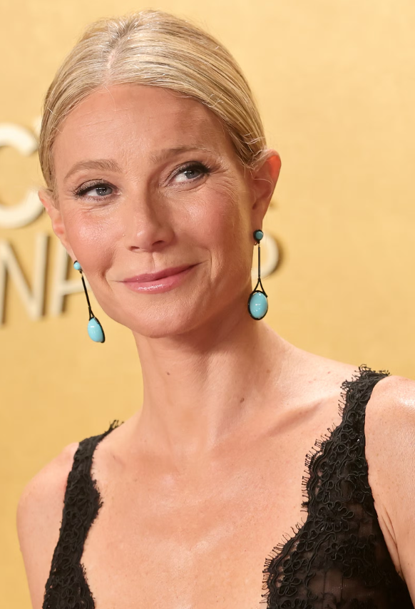 Tại lễ trao giải năm nay, Gwyneth Paltrow tiếp tục khẳng định vị thế biểu tượng sắc đẹp với diện mạo tự nhiên nhưng thanh lịch. Làn da rám nắng căng mọng cùng kiểu tóc búi cao rẽ ngôi giữa gọn gàng mang đến nguồn cảm hứng hoàn hảo cho mùa ấm áp sắp tới. Ảnh: Getty Images