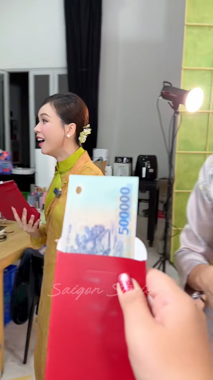 Sam thể hiện sự hào phóng khi lì xì cho các thành viên trong ê-kíp nhân ngày đầu năm đi làm. Ảnh: saigonstories_channel