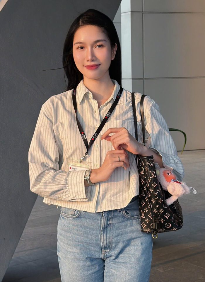 Á hậu Phương Anh khá cởi mở khi chia sẻ những câu chuyện xoay quanh việc giảng dạy ở trường Đại học. Ảnh: FBNV